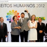 Julio Moreira, presidente do Grupo Arco-Íris, recebendo das mãos da Presidenta Dilma Rousseff o Prêmio Direitos Humanos 2012 - na categoria Garantia de Direitos da População LGBT. Um Prêmio dedicado à memória de tod@s as vítimas de lesbofobia, transfobia e homofobia do país.